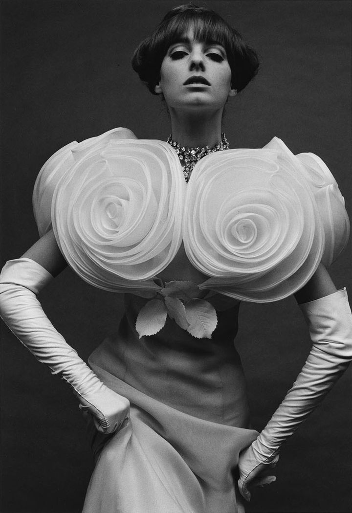 Exposition "Fashion + Klein" à la galerie Polka :&nbsp;Antonia + giant rose bodice, Paris, 1962 (Vogue) (William Klein, Courtesy Polka Galerie.)