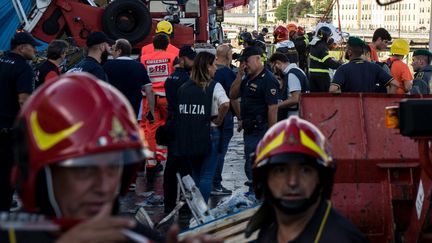 Les secouristes ont passé la nuit de mardi 14 à mercredi 15 août à fouiller les décombres pour trouver des survivants à Gênes, en Italie (2018). (FEDERICO SCOPPA / AFP)