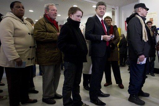 Jean-Luc Mélenchon dans la file d'attente de son bureau de vote parisien. (Afp)