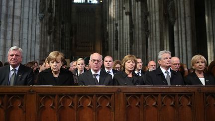 La chanceli&egrave;re Angela Merkel se recueille au premier rang, lors de la c&eacute;r&eacute;monie d'hommage aux victimes du crash de la Germanwings, &agrave; Cologne (Allemagne), le 17 avril 2015. (OLIVER BERG / DPA / AFP)