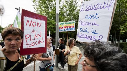 Une manifestation contre des employés de la Protection judiciaire de la jeunesse (PJJ), à Paris, le 14 août 2024. (STEPHANE DE SAKUTIN / AFP)