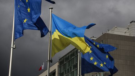 Des drapeaux européens et ukrainien flottent devant le siège de la Commission européenne à Bruxelles, le 25 février 2023. (VALERIA MONGELLI / HANS LUCAS / AFP)