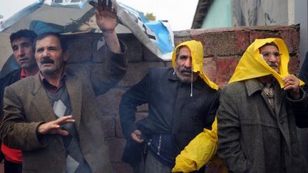 A Ercis, les survivants tentent de s'abriter, alors que pluie et neige ont commencé à tomber. (DIMITAR DILKOFF / AFP)