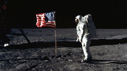 L'astronaute Edwin Aldrin devant le drapeau américain sur la Lune, le 20 juillet 1969. (HO / NASA)