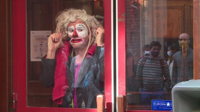 Toulouse: un clown en vitrine