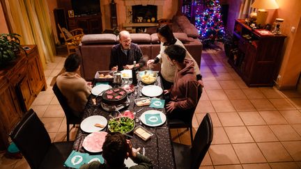 Une famille autour d'un repas de Noël, le 24 décembre 2020. (LILIAN CAZABET / HANS LUCAS)