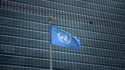 Le drapeau des Nations unies devant le siège de l'instittion à New York (Etats-Unis), le 19 septembre 2017. (BRENDAN SMIALOWSKI / AFP)