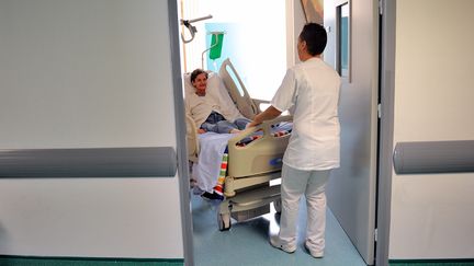 Un patient est ramen&eacute; dans sa chambre apr&egrave;s un examen, au Centre Oscar Lambret contre le cancer, &agrave; Lille (Nord), le 6 f&eacute;vrier 2013. (PHILIPPE HUGUEN / AFP)