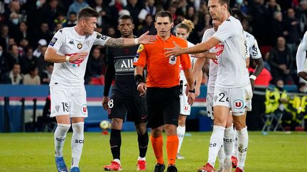 Les Angevins réclament à l'arbitre une révision de sa décision lors du match entre le PSG et Angers, le 15 octobre 2021. (DAVE WINTER/SHUTTERSTOCK/SIPA / SHUTTERSTOCK)