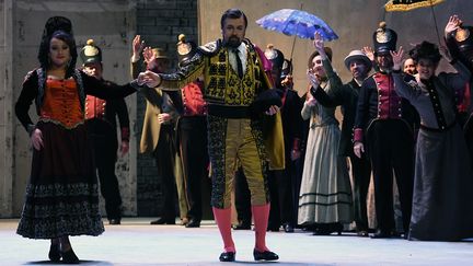 Clémentine Margaine (à gauche) et Dimitri Ivashchenko (au centre) interprètent l'opéra Carmen de Georges Bizet à l'Opéra de Toulouse (Haute-Garonne), le 3 avril 2018. (PASCAL PAVANI / AFP)