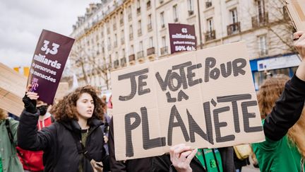 Marche pour le climat et la justice sociale à Paris, le 12 mars 2022.&nbsp; (JULIEN HELAINE / HANS LUCAS / AFP)