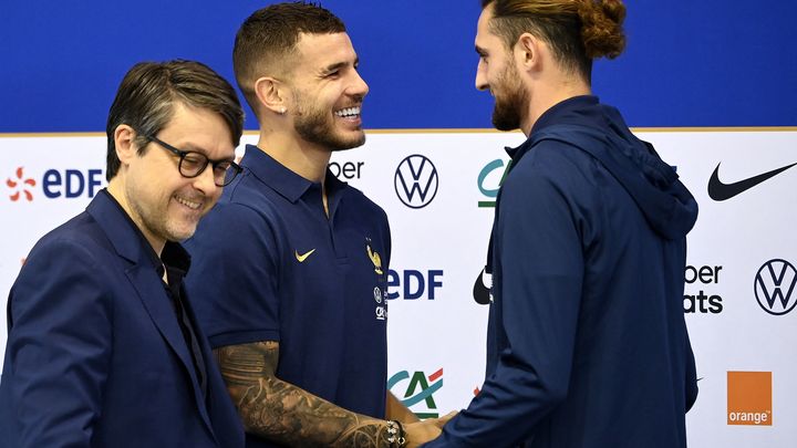 Raphaël Raymond aux côtés de Lucas Hernandez et Adrien Rabiot lors de la conférence de presse de l'équipe de France au stade Jassim bin Hamad de Doha, le 18 novembre 2022. (FRANCK FIFE / AFP)