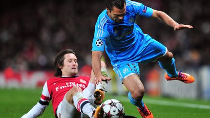 Le d&eacute;fenseur marseillais J&eacute;r&eacute;my Morel stopp&eacute; par le d&eacute;fenseur d'Arsenal Tomas Rosicky, le 26 novembre 2013, &agrave; Londres. (GLYN KIRK / AFP)