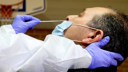 Un homme subit un test de dépistage du Covid-19 dans un gymnase de Charleville-Mézières (Ardennes), le 14 décembre 2020. (FRANCOIS NASCIMBENI / AFP)