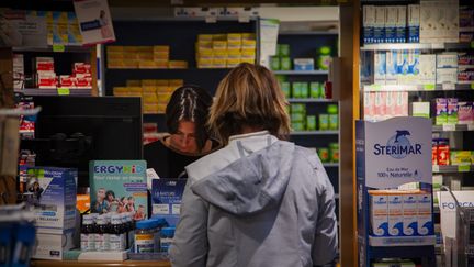 Une cliente dans une pharmacie de Briançon (Hautes-Alpes), le 20 octobre 2023. (THIBAUT DURAND / HANS LUCAS / AFP)