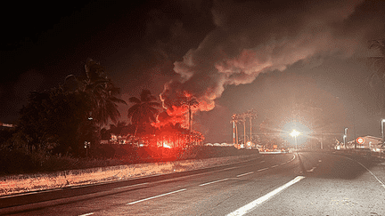 Une flotte de véhicules de location en feu, le 10 octobre 2024, au Lamentin (Martinique). (CHRISTOPHE ARNERIN / MARTINIQUE LA 1ERE)