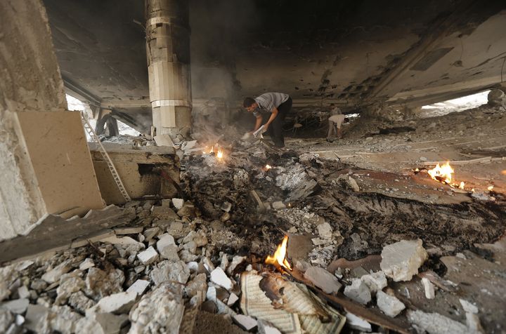 Un Palestinien inspecte les ruines de la mosquée Omari de Jabaliya (2 août 2014)
 (Mohammed Abed / AFP)