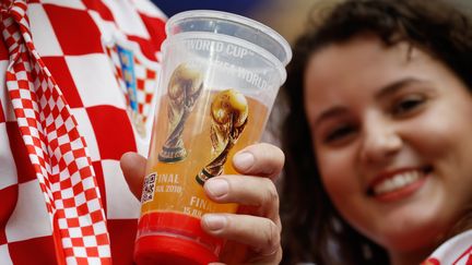 Un supporter croate boit une bière avant le match France-Croatie, lors de la finale de la Coupe du monde le 15 juillet 2018, à Moscou (Russie).&nbsp; (ODD ANDERSEN / AFP)