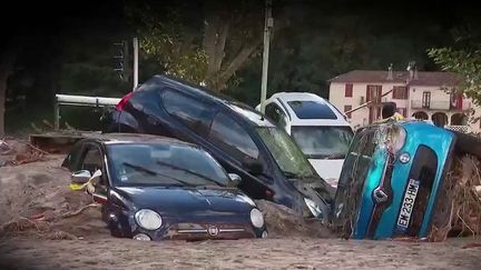 Un an après les intempéries qui ont touché la Vallée de la Roya (Alpes-Maritimes),&nbsp;après la tempête&nbsp;Alex, des hélicoptères ont hélitreuillé des épaves de véhicules qui étaient toujours&nbsp;coincées&nbsp;dans les gorges. (France 2)