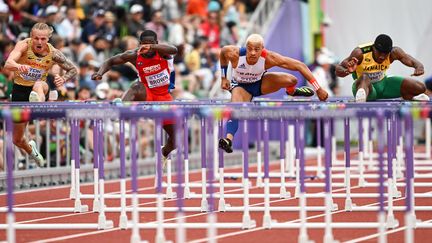 Le Français Sasha Zhoya, troisième en partant de la gauche, lors des séries du 110m haies des Championnats du monde d'athlétisme, à Eugene, le 16 juillet 2022 (JEWEL SAMAD / AFP)