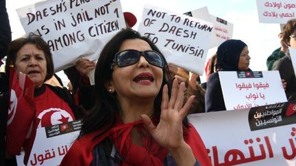 Manifestation de Tunisiennes contre le terrorisme devant le Parlement (FETHI BELAID / AFP)