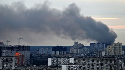 Des fumées après des bombardements à Kiev (Ukraine), le 5 juin 2022. (SERGEI SUPINSKY / AFP)