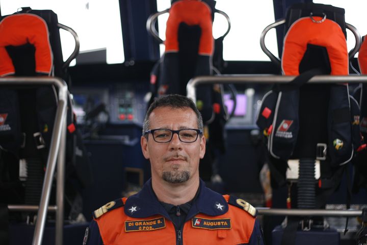 Le commandant Salvatore Di Grande, &agrave; bord d'un bateau d'intervention rapide de la Guardia Costiera, le 21 avril 2015, &agrave; Lampedusa (Italie). (GAEL COGNE / FRANCETV INFO)