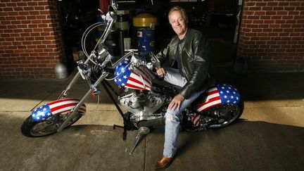 Peter Gonda pose sur une moto, le 23 octobre 2009, à l'occasion des 40 ans du film "Easy Rider", à Glendale (Californie). (MARIO ANZUONI / REUTERS)