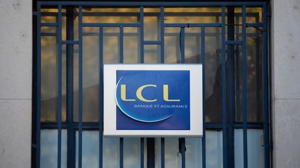 La devanture d'une banque LCL à Périgueux, en Dordogne, le 8 novembre 2020. (ROMAIN LONGIERAS / HANS LUCAS / AFP)