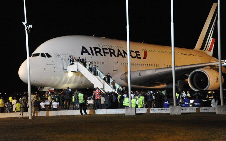 Des passagers débarquent d'un vol Air France à l'aéroport d'Abidjan le 28 Janvier 2014 (Photo AFP)