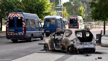 Les gendarmes interviennent après des violences dans le quartier des Grésilles, à Dijon (Côte-d'Or),&nbsp;le 15 juin 2020. (PHILIPPE DESMAZES / AFP)