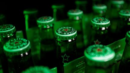 Des bouteilles de bière Heineken à Monterrey (Mexique), le 20 juin 2017. (DANIEL BECERRIL / REUTERS)