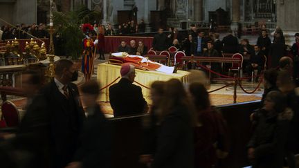 Le corps du pape émérite Benoît XVI exposé dans la basilique Saint-Pierre au Vatican, le 4 janvier 2023. (ALESSIA GIULIANI / CPP / HANS LUCAS / AFP)