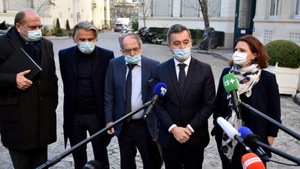 Le ministre de l'Intérieur, Gérald Darmanin, le Garde des Sceaux, Eric Dupont-Moretti, la ministre déléguée aux Sports, Roxana Maracineanu, le président de la FFF, Noël Le Graët, et le président de la Ligue de football professionnel (LFP), Vincent Labrune, à la sortie de la réunion au ministère de l'Intérieur, le 23 novembre 2021. (JULIEN DE ROSA / AFP)