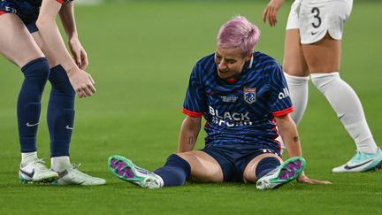 Megan Rapinoe au sol après s'être blessée lors du dernier match de sa carrière, la finale du championnat des Etats-Unis, le 11 novembre 2023 entre l'OL Reiggn et le NJ/NY Gotham (ROBYN BECK / AFP)