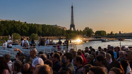 Des touristes sur la Seine à Paris. (SAMEER AL-DOUMY / AFP)