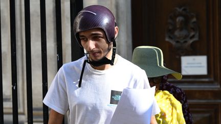 Hedi quitte le palais de justice de Marseille après son audition à Marseille le 6 septembre 2023. (CHRISTOPHE SIMON / AFP)