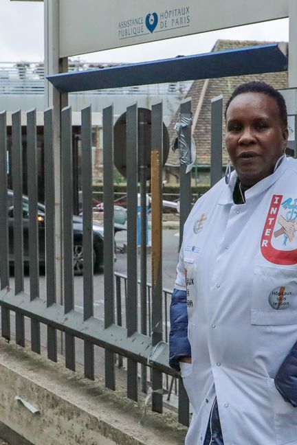 Corinne, aide-soignante à l'hôpital Saint-Louis dans le 10e arrondissement de Paris. (BENOIT JOURDAIN / FRANCEINFO)