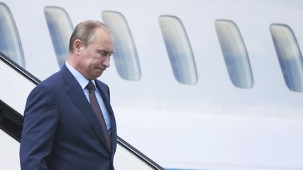 Le pr&eacute;sident russe, Vladimir Poutine, arrive &agrave; l'a&eacute;roport de Turku, en Finlande, le 25 juin 2013. (ANTTI AIMO-KOIVISTO / LEHTIKUVA)