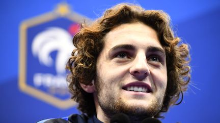 Adrien Rabiot en conférence de presse, le 8 novembre 2016 à Clairefontaine (Yvelines). (FRANCK FIFE / AFP)