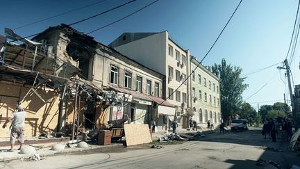 Une rue bombardée de Kherson, dans le sud de l'Ukraine, le 14 août 2023. (ALEXEI SANDAKOV / AFP)