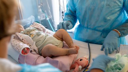 Un bébé est traité aux urgences pédiatriques de Bry-sur-Marne (Val-de-Marne), le 7 juin 2023. (ALINE MORCILLO / HANS LUCAS / AFP)