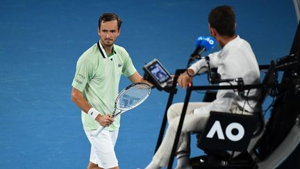 Daniil Medvedev lors de la demi-finale de l'Open d'Australie face à Stefanos Tsitispas, le 28 janvier 2022. (WILLIAM WEST / AFP)