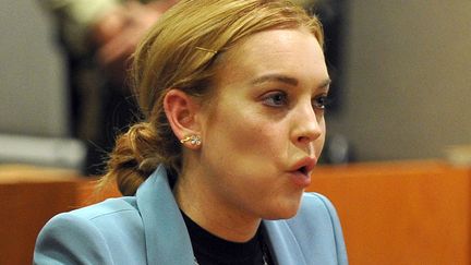 Mais la bonne nouvelle de la semaine, c'est que Lindsay Lohan en a enfin fini avec la justice. Mise &agrave; l'&eacute;preuve depuis 2007, LiLo est d&eacute;sormais libre de pouvoir &agrave; nouveau boire, se droguer et faire plein de nouvelles colorations de cheveux. Youpi! (JOE KLAMAR / AFP)