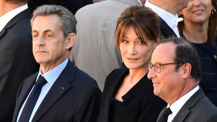 Nicolas Sarkozy, Carla Bruni et François Hollande lors de l'hommage rendu à Charles Aznavour, le 5 octobre 2018 à Paris. (ERIC FEFERBERG / AFP)