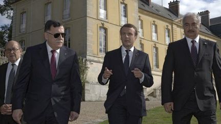 De gauche à droite: le Premier ministre libyen Fayez al-Sarraj, le président français Emmanuel Macron, le général Khalifa Hafta au château de la Celle-Saint-Cloud, le 25 juillet 2017. (AFP - POOL - PHILIPPE WOJAZER)