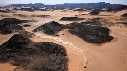 Le Dakar 2022 a été endeuillé lors de sa dernière journée, le vendredi 14 janvier. (FRANCK FIFE / AFP)