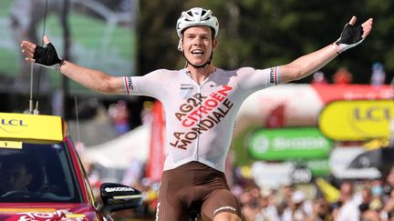 Magnifique victoire de Bob Jungels à Châtel ! Parti dans l'échappée matinale de 21 coureurs, le Luxembourgois a fourni un effort en solitaire de 62 kilomètres pour résister jusqu'au bout. L'autre homme de la journée c'est Thibaut Pinot, qui est passé très près d'un exploit après avoir bouché 1"30' sur Bob Jungels dans le Pas de Morgins. Malheureusement insuffisant mais encourageant pour le Franc-Comtois qui termine 4ème de l'étape.