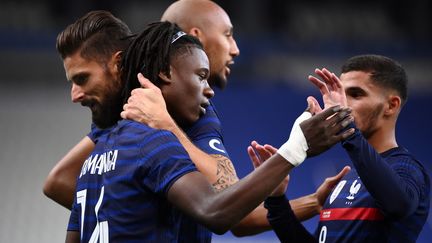 Eduardo Camavinga, félicité par ses coéquipiers, devient le 2e plus jeune buteur de l'histoire des Bleus en ouvrant le score contre l'Ukraine (FRANCK FIFE / AFP)