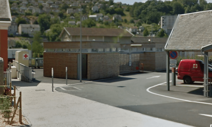 Les toilettes publiques du march&eacute; de la Gare, place de Smolensk, &agrave; Tulle (Corr&egrave;ze). (GOOGLE STREET VIEW / FRANCETV INFO)